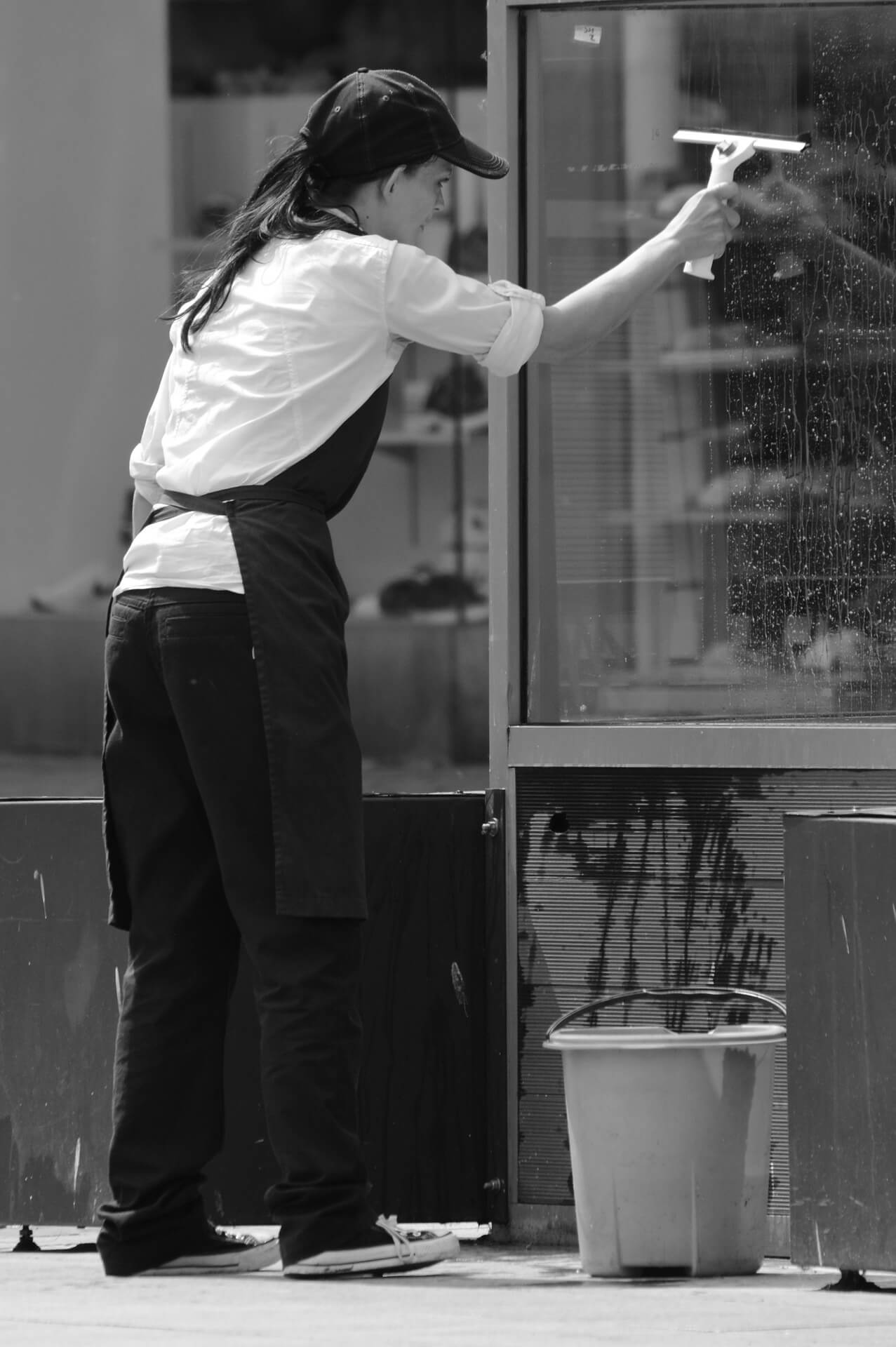 Osoba myje okno